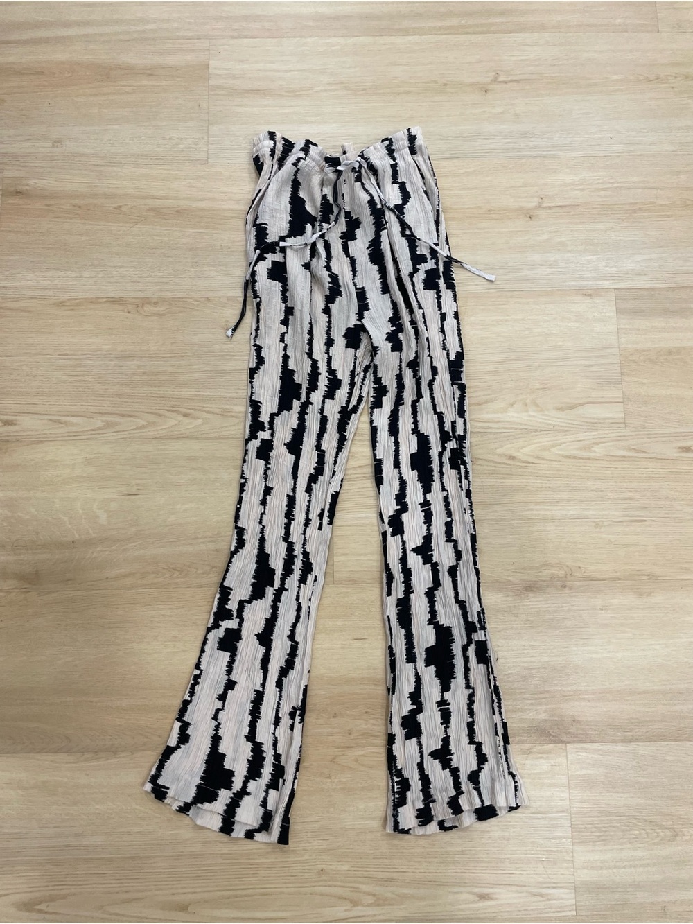Jules & Leopold cream & black abstract rayon pants with tie waist, size L